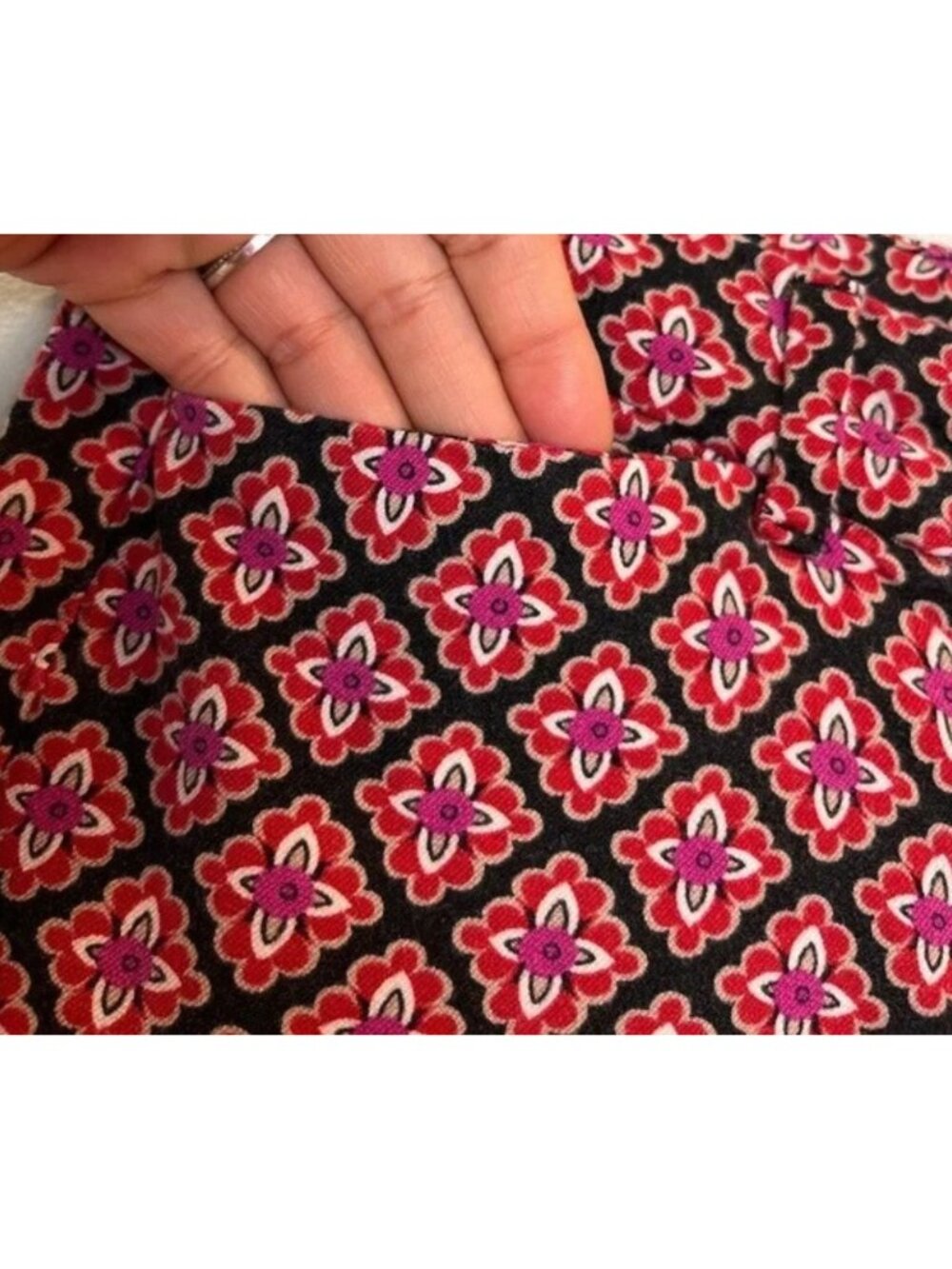 Old Navy Women's Floral Pattern Stretchy Ankle Pants Black And Red Size M - Picture 7 of 11